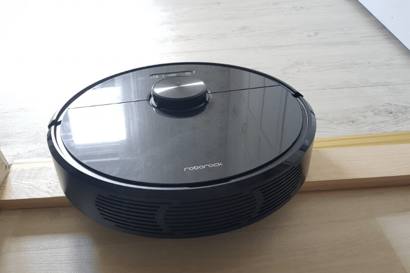 Roborock S6 переезжает высокий порог двери.